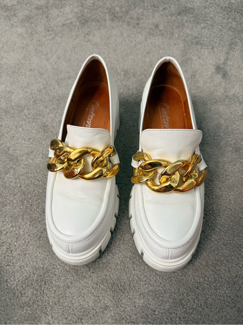 L'INTERVALLE White Leather Loafers with Gold Chain